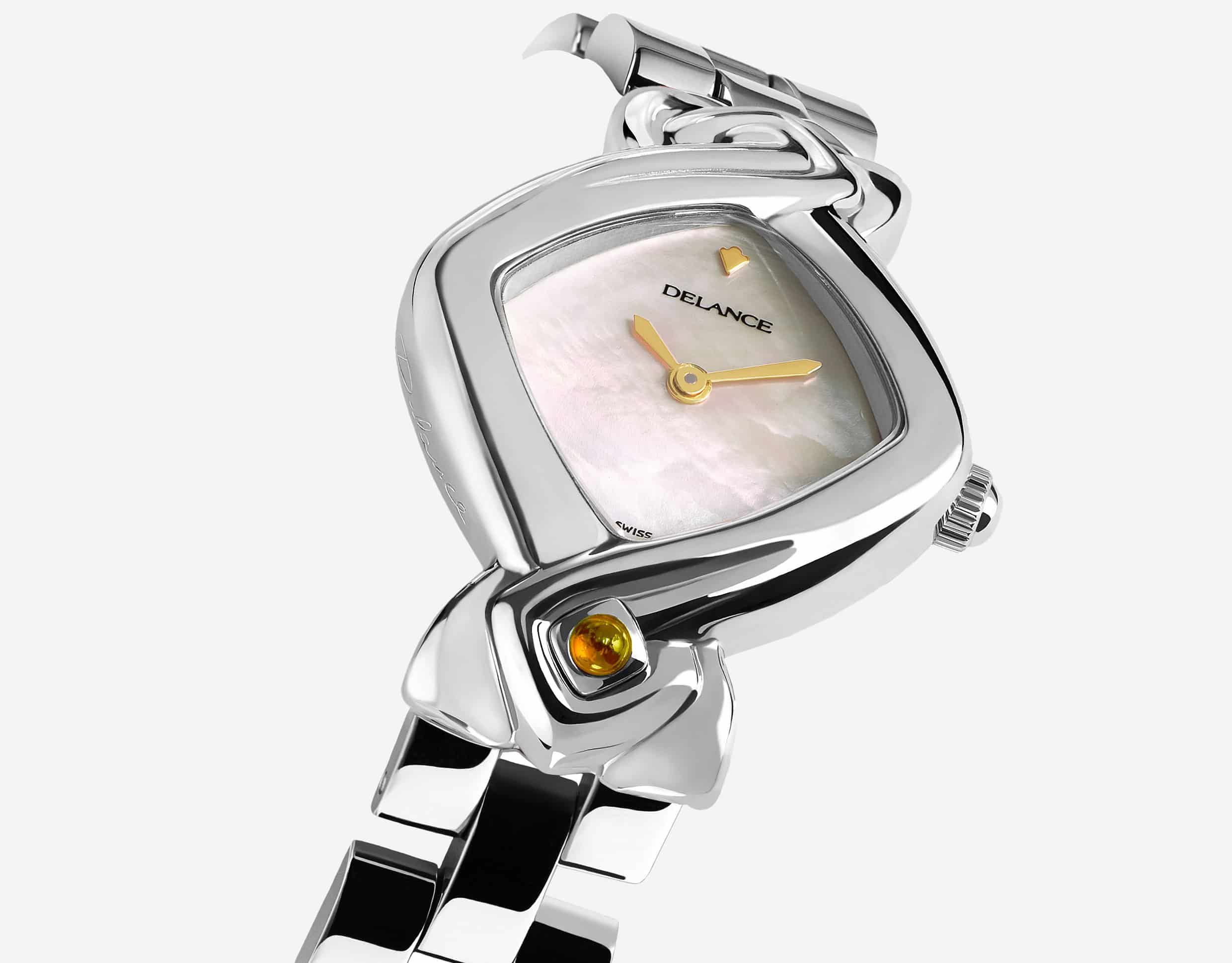 White Lily : Montre en acier, cadran nacre blanche, aiguilles dorées, cabochon en acier avec un rubis, bracelet en alligator blanc