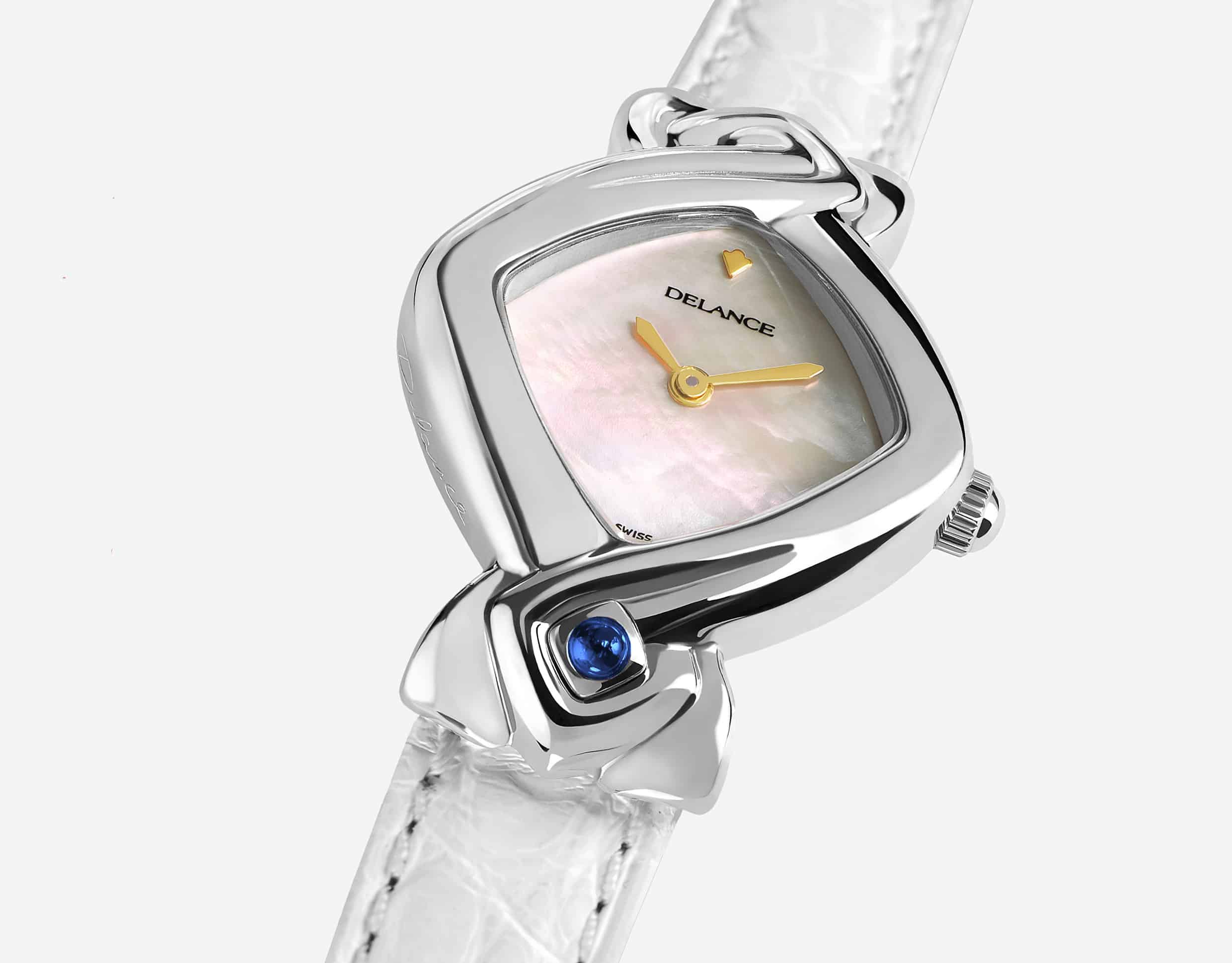 White Lily : Montre en acier, cadran nacre blanche, aiguilles dorées, cabochon en acier avec un rubis, bracelet en alligator blanc
