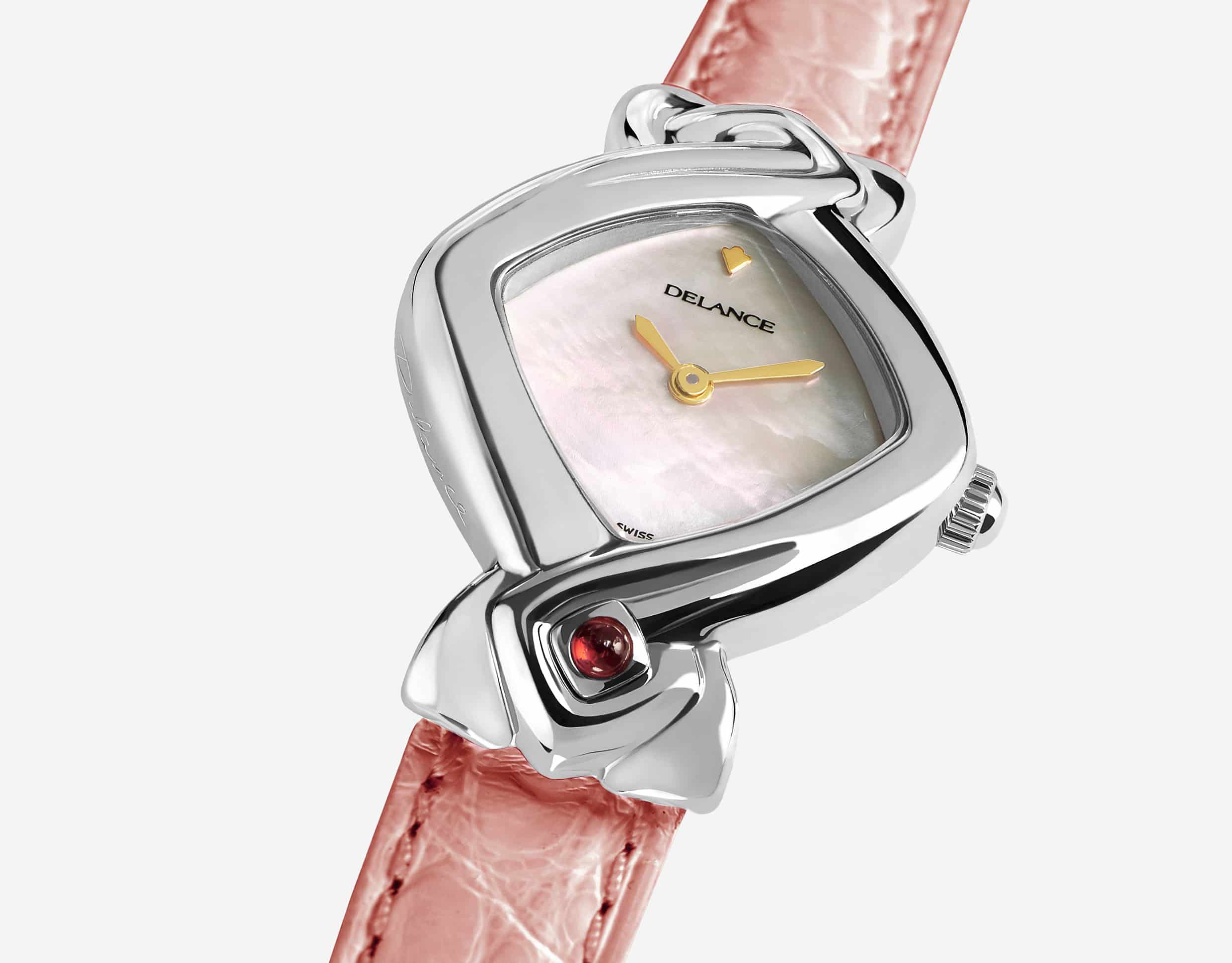 White Lily : Montre en acier, cadran nacre blanche, aiguilles dorées, cabochon en acier avec un rubis, bracelet en alligator blanc