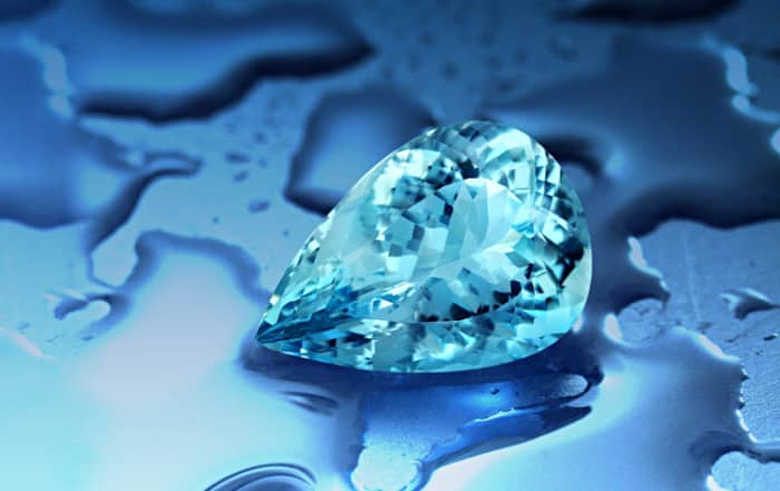 Der Aquamarin soll Kraft geben und gleichzeitig die Fähigkeit Lüge und Betrug zu erkennen und ein Begleiter auf Reisen sein, den bereits die Seeleute zu schätzen wussten.