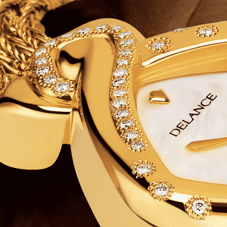 Cybèle : Montre de luxe en or sertie de 60 diamants, cadran nacre blanche, aiguilles dorées, cabochon en or avec un diamant, bracelet en brins d'or