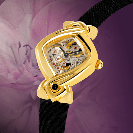 Dentelle et Satin : Montre mécanique en or (mouvement piquet), aiguilles noires, cabochon en or avec un onyx, bracelet en satin noir