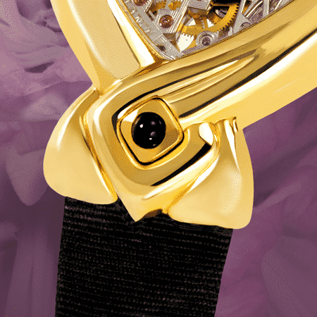 Dentelle et Satin : Montre mécanique en or (mouvement piquet), aiguilles noires, cabochon en or avec un onyx, bracelet en satin noir