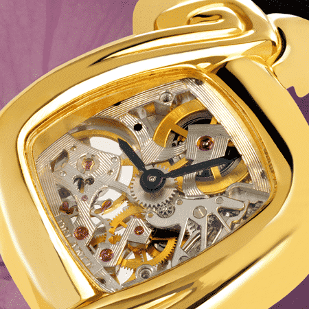Dentelle et Satin : Montre mécanique en or (mouvement piquet), aiguilles noires, cabochon en or avec un onyx, bracelet en satin noir