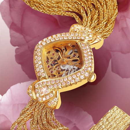 Parce qu’elle a peint pour lui la vie en rose, il lui a offert cette merveille de finesse, une montre DELANCE "Dentelle et Diamants Roses". Parce qu’elle est pour lui la plus précieuse, il l’a couverte de diamants. Parce que ses doigts habiles font des chefs-d’œuvre, il l’a voulue toute de dentelle… Et elle, elle l’aime pour sa délicatesse…