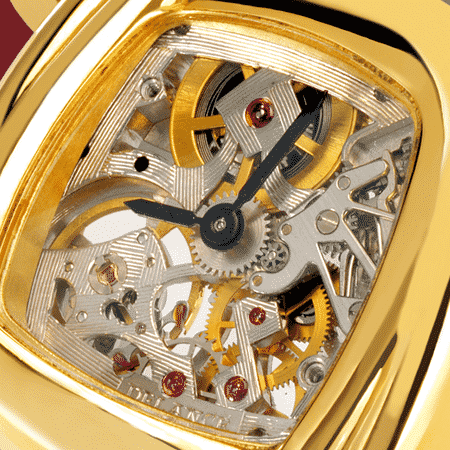 Dentelle in gold : Montre mécanique en or (mouvement piquet), aiguilles dorées, cabochon en or avec un rubis, bracelet en satin rouge