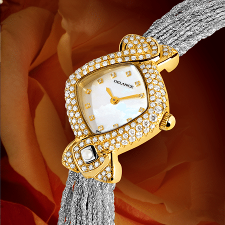 Flamboyante, audacieuse, provocante, la montre DELANCE "Diva" exprime l’essence de la femme-femme, de la femme artiste, de la femme virtuose, éclatante de vie et d’amour. A l’instar de Marilyn elle clame avec humour : "Diamonds Are a Girl's Best Friend" … et l’homme qui l’aime danse avec elle.