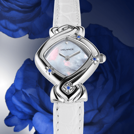Edelweiss : Montre en acier sertie de 3 saphirs bleus en forme de fleur, cadran nacre blanche, aiguilles nickelées, cabochon en acier avec saphir, bracelet en alligator blanc