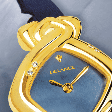 Elle est née au mois de mai et pour ces 50 ans, l'homme de sa vie lui a offert une DELANCE "May". Six pierres précieuses lui rappellent les plus belles heures de sa vie. Au premier rang, à l'heure de naissance de ses deux filles, deux diamants. Au deuxième rang, quatre diamants pour ses petits-enfants. A chaque regard sur sa montre elle envoie tout son amour à ses amours.