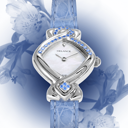 La montre DELANCE "Blue Ribbon" unit dans la solidarité les femmes du monde entier. Les 28 saphirs bleus célèbrent le cycle de la lune et de la féminité. Vingt-quatre pierres lient l’est à l’ouest en passant par le nord et quatre pierres au sud soulignent la valeur des quatre directions.