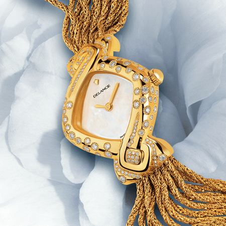 La montre DELANCE "Héritage" représente à merveille la transmission d’amour qui se fait de mère en fille par les bijoux de famille. Sertie avec art, elle symbolise le talent d’une femme sachant convertir en une création personnelle les legs de ses ancêtres. Grâce à elle, la montre DELANCE "Héritage" est prête à devenir un véritable trésor, un bijou de famille pour sa descendance.
