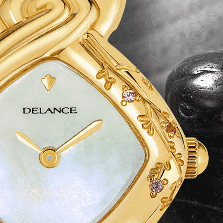 Miyuki or : Montre en or gravée et sertie de 8 saphirs roses, cadran nacre blanche, aiguilles dorées, cabochon rubis à 6h, bracelet en alligator blanc