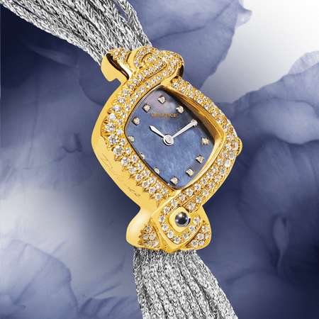 La DELANCE "Princess in Blue" a été créée pour une femme - femme qui vit sa féminité avec délice et panache. Cadeau royal, elle dit à cette femme éblouie que pour elle vous êtes prêt à toutes les folies. Imaginée pour elle par l’homme qui l’aime, elle est le gage de son amour et l’expression de leur histoire commune.