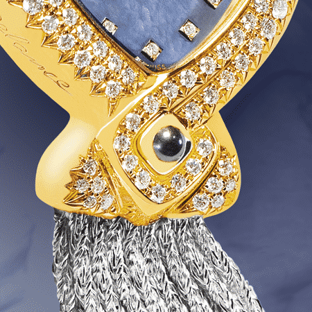 La DELANCE "Princess in Blue" a été créée pour une femme - femme qui vit sa féminité avec délice et panache. Cadeau royal, elle dit à cette femme éblouie que pour elle vous êtes prêt à toutes les folies. Imaginée pour elle par l’homme qui l’aime, elle est le gage de son amour et l’expression de leur histoire commune.