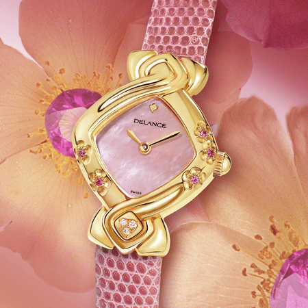 Sakie : Montre en or gravée de 5 fleurs de cerisiers avec en leurs cœurs 5 saphirs roses, cadran nacre rose, aiguilles dorées, cabochon avec 3 brillant en forme de cœur à 6h, bracelet en lézard rose