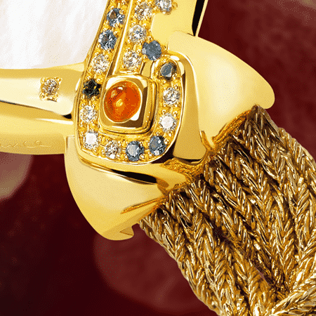 Pour ses soixante ans, Rina s’est offert une montre DELANCE "Secret" très symbolique. Une montre qu'elle porte comme un bijou symbolique. Les pierres semées à l’est, le futur, 6 oranges + 12 vertes + 18 bleues + 24 blanches, lui rappellent que dans son cœur vit toujours la petite fille créative de 6 ans, la jeune fille pleine d’espoir de 12 ans, la jeune femme idéaliste de 18 ans et la femme enthousiaste de 24 ans. Elle est toutes ces femmes qu'elle fut et bien plus encore. Et parce que mère elle le restera toujours, deux pierres précieuses sont serties à l'heure de naissance de ses enfants.