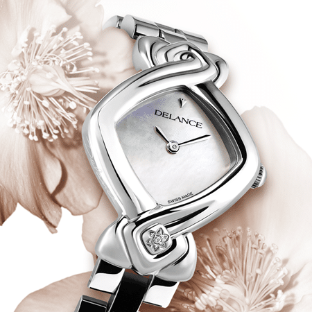 La montre DELANCE "Star of the Day, Star of the future" a été créée pour donner à chaque père, à chaque mère, la chance de dire à sa fille : "Je reconnais et j’apprécie la femme que tu es devenue. Je t’aime et je suis fier que tu sois ma fille." Que le petit diamant à six heures te rappelle à jamais l'amour de ton père.