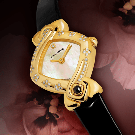 Trèfle à quatre : Montre en or sertie de 52 diamants, cadran nacre blanche avec un diamant à l'heure index, aiguilles dorées, cabochon en or avec un onyx, bracelet en vernis noir