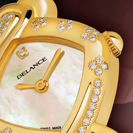 Trèfle à quatre : Montre en or sertie de 52 diamants, cadran nacre blanche avec un diamant à l'heure index, aiguilles dorées, cabochon en or avec un onyx, bracelet en vernis noir