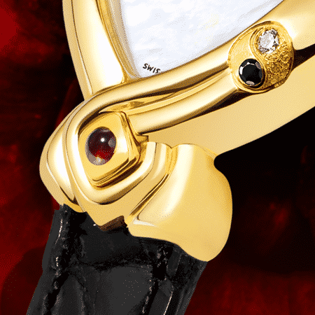 Cette montre DELANCE "Yin Yang" raconte une belle histoire d’amour. La rencontre de deux mondes, de deux êtres, l’un né en Suisse l’autre en Chine. Ils se sont mariés le 9 avril. Cette date importante il l’a symbolisée pour elle sur une montre DELANCE. Il a choisi un rubis, couleur du bonheur, placé sur le neuf et à quatre heures, une gravure délicate, sublimée d’un diamant et d’un saphir noir, le Yin et le Yang. Les trois diamants au zénith sont leur secret. Discrète, élégante et raffinée, cette montre est à l’image de la femme pour laquelle elle a été créée.