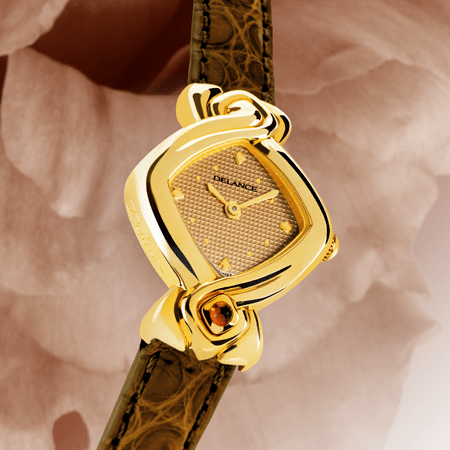 La montre DELANCE "Cognac" a été créée pour Ambre, une native de Cognac, fille de vignerons. Elle symbolise par ses couleurs la spécialité de son terroir. Vivant maintenant au pays des Helvètes, sa montre la relie symboliquement à ses racines.