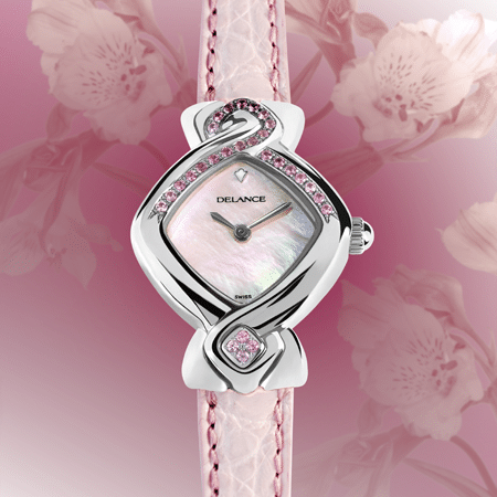 La montre DELANCE « Pink Ribbon » unit dans la solidarité les femmes du monde entier. Les 28 saphirs roses célèbrent le cycle de la lune et de la féminité. Vingt-quatre pierres lient l’est à l’ouest en passant par le nord et quatre pierres au sud soulignent la valeur des quatre directions