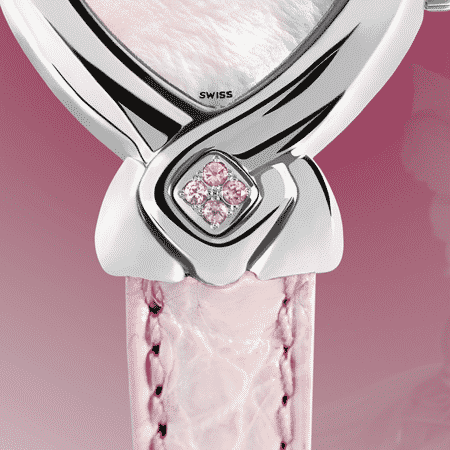 La montre DELANCE « Pink Ribbon » unit dans la solidarité les femmes du monde entier. Les 28 saphirs roses célèbrent le cycle de la lune et de la féminité. Vingt-quatre pierres lient l’est à l’ouest en passant par le nord et quatre pierres au sud soulignent la valeur des quatre directions
