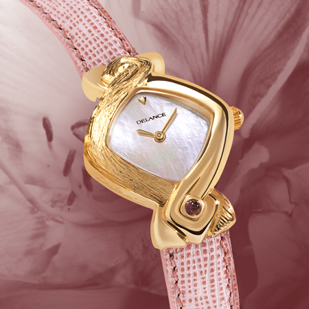 Elle la voulait toute de rose sa Delance "Rose Wing" et c’est ainsi qu’elle l’a gravée et sertie d’une améthyste. Pour répondre à la pierre nous avons parée la montre d’un cadran de nacre aux reflets irisés et d’un bracelet en cuir rose.