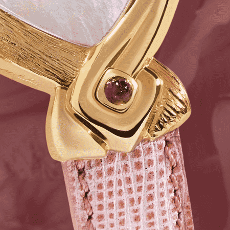 Elle la voulait toute de rose sa Delance "Rose Wing" et c’est ainsi qu’elle l’a gravée et sertie d’une améthyste. Pour répondre à la pierre nous avons parée la montre d’un cadran de nacre aux reflets irisés et d’un bracelet en cuir rose.