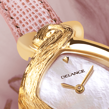 Elle la voulait toute de rose sa Delance "Rose Wing" et c’est ainsi qu’elle l’a gravée et sertie d’une améthyste. Pour répondre à la pierre nous avons parée la montre d’un cadran de nacre aux reflets irisés et d’un bracelet en cuir rose.