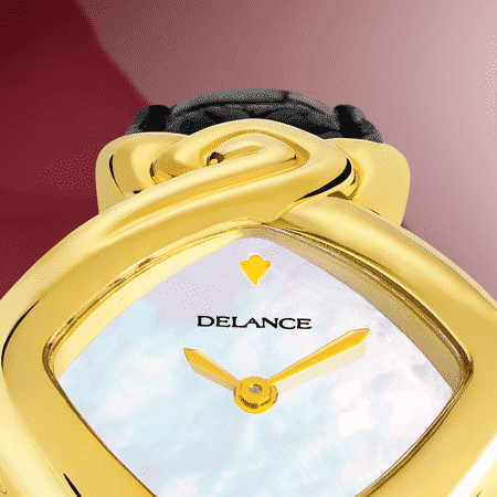 Véritable sculpture aux lignes douces et racées, la montre DELANCE "Princess" se reconnaît au premier coup d'œil. Avec un somptueux diamant princesse au sud, bien que discrète, cette montre joaillerie est un cadeau royal. Et vous chantez avec elle : Diamonds Are Girl’s Best Friend!