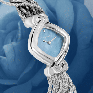 La montre DELANCE "Star of the Day, Star of the future" a été créée pour donner à chaque père, à chaque mère, la chance de dire à sa fille : "Je reconnais et j’apprécie la femme que tu es devenue. Je t’aime et je suis fier que tu sois ma fille." Que le petit diamant à six heures te rappelle à jamais l'amour de ton père.
