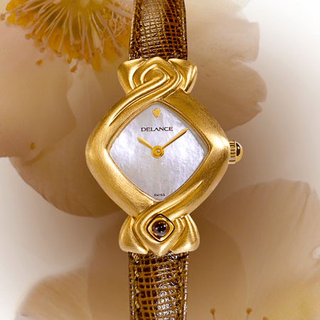 Sofia : Montre de marque en or rose, cadran nacre blanche, aiguilles dorées, cabochon en or avec une opale en feu, bracelet en cuir brun
