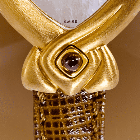 Sofia : Montre de marque en or rose, cadran nacre blanche, aiguilles dorées, cabochon en or avec une opale en feu, bracelet en cuir brun