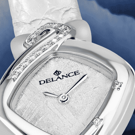 Something blue : Montre en acier sertie de 16 diamants, cadran en luz moon, aiguilles nickelées, cabochon en acier avec 3 saphirs bleus en cœur, bracelet en alligator blanc