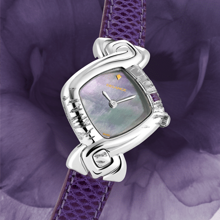 Elle la voulait toute de violet et c’est ainsi qu’elle l’a gravée et sertie d’une améthyste. Pour répondre à la pierre nous avons parée la montre d’un cadran de nacre aux reflets mauves et d’un bracelet en lézard violet. Subtile et délicate, la montre DELANCE « Violet » s’harmonise en tout temps à la personne qui la porte.