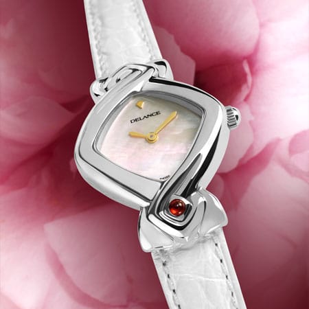 White Lily : Montre en acier, cadran nacre blanche, aiguilles dorées, cabochon en acier avec un rubis, bracelet en alligator blanc