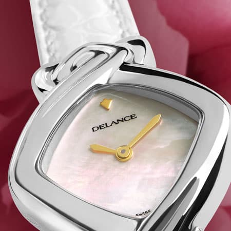 White Lily : Montre en acier, cadran nacre blanche, aiguilles dorées, cabochon en acier avec un rubis, bracelet en alligator blanc