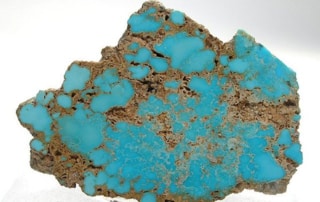 Türkis, ein Stein der Geld, Erfolg und Liebe anziehen soll, ist in vielen Kulturen ein Stein der Freundschaft. Die Indianer verbanden die Farben des Türkis mit dem blauen Himmel und der grünen Erde. Viele halten ihn auch heute noch für ein Symbol der Herkunft des Menschen aus der Natur.