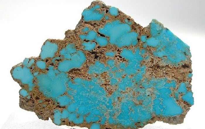 Türkis, ein Stein der Geld, Erfolg und Liebe anziehen soll, ist in vielen Kulturen ein Stein der Freundschaft. Die Indianer verbanden die Farben des Türkis mit dem blauen Himmel und der grünen Erde. Viele halten ihn auch heute noch für ein Symbol der Herkunft des Menschen aus der Natur.