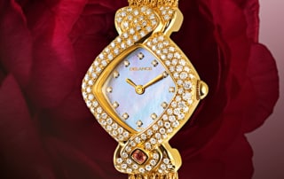 Flamboyante, audacieuse, provocante, la montre DELANCE "Diva blue" exprime l’essence de la femme-femme, de la femme artiste, de la femme virtuose, éclatante de vie et d’amour. A l’instar de Marilyn elle clame avec humour : "Diamonds Are a Girl's Best Friend" … et l’homme qui l’aime danse avec elle.