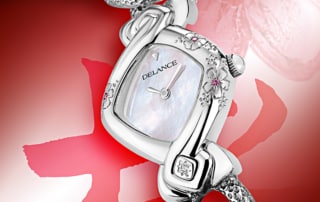Kunstvoll eingraviert in eine DELANCE Uhr, geben diesem femininen Zeitanzeiger einen Hauch von ewiger Frühling. Die Frau, die die Uhr trägt, verkörpert ewige Jugend mit Eleganz und Vornehmheit.