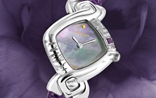 Elle la voulait toute de violet et c’est ainsi qu’elle l’a gravée et sertie d’une améthyste. Pour répondre à la pierre nous avons parée la montre d’un cadran de nacre aux reflets mauves et d’un bracelet en lézard violet. Subtile et délicate, la montre DELANCE « Violet » s’harmonise en tout temps à la personne qui la porte.