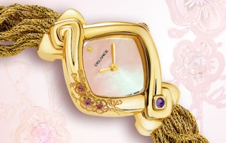 Waka : Montre en or sertie de 3 fleurs de cerisiers avec 3 saphirs roses en leur cœur, cadran nacre rose, aiguilles dorées, cabochon améthyste, bracelet en brins d'or